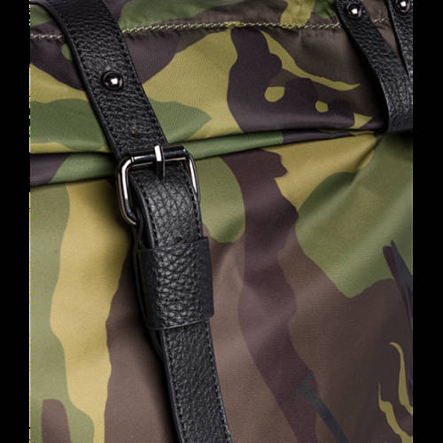 Decathlon Herren BLACK -PINO- MIL GREEN- OIL GR Rucksack in Camouflage-Optik mit Patch neu Decathlon Herren BLACK -PINO- MIL GREEN- OIL GR Rucksack in Camouflage-Optik mit Patch neu